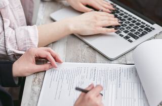 Certificat de non-gage gratuit : les services officiels et les pièges payants